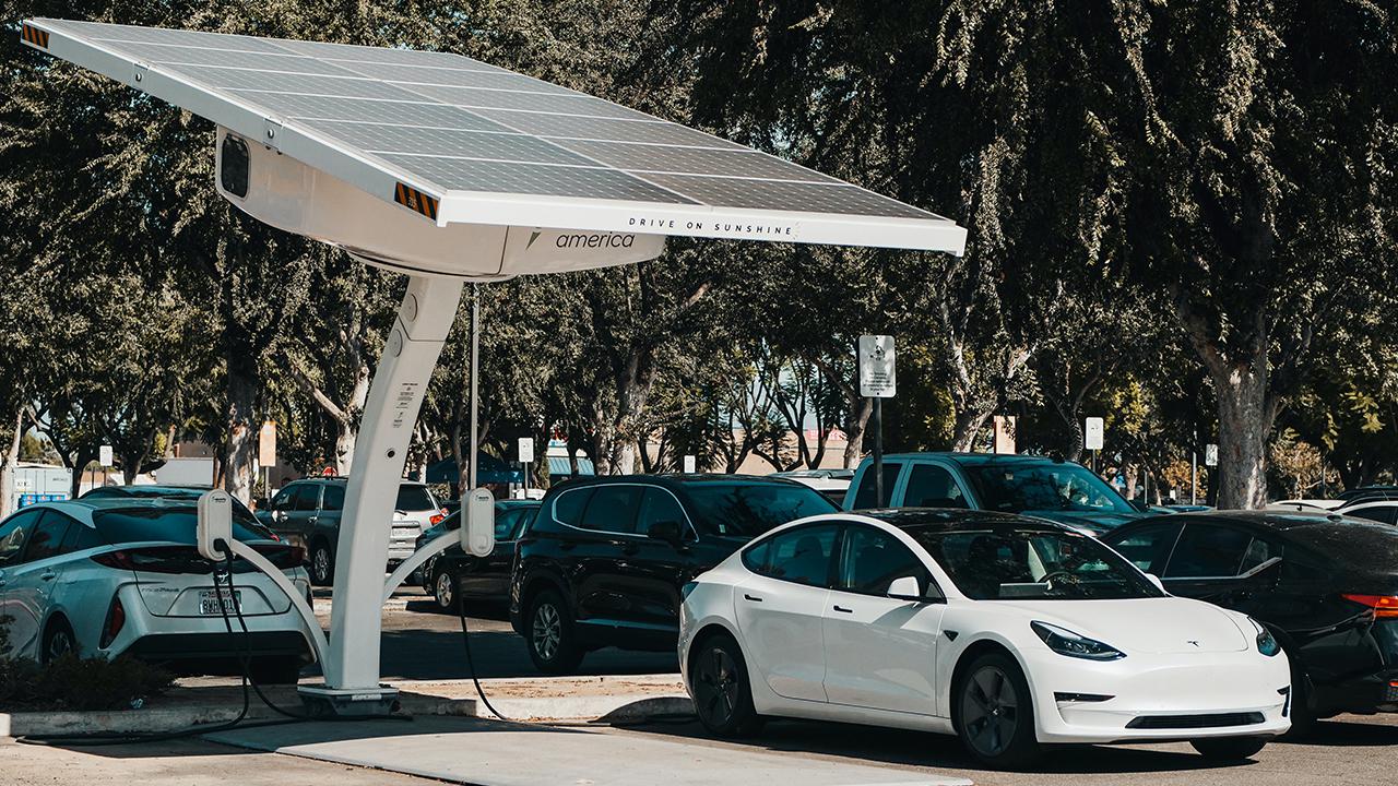 การออกแบบระบบโซลาร์เซลล์สำหรับบ้านที่มีรถ EV